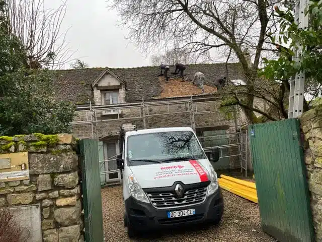 Dépose de l’ancienne couverture pendant un chantier de rénovation de toiture